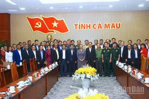 Đoàn công tác tỉnh Koh Kong (Vương quốc Campuchia) chụp ảnh lưu niệm nhân dịp đến thăm tỉnh Cà Mau.