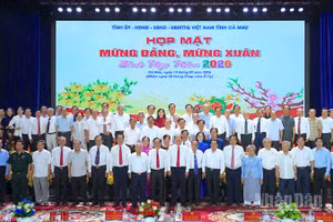 Các đồng chí lãnh đạo tỉnh Cà Mau chụp ảnh lưu niệm cùng đại biểu dự buổi họp mặt.