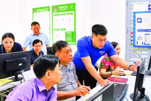 Cán bộ Mặt trận phường Ngọc Hà tích cực học hỏi kỹ năng chuyển đổi số nhằm phục vụ công tác tốt hơn