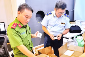 Lực lượng liên ngành kiểm tra hàng hóa có dấu hiệu xâm phạm quyền sở hữu trí tuệ.