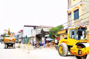 Quốc lộ 21B được giải phóng mặt bằng xong đến đâu, đơn vị thi công tập trung máy móc làm đến đó (Ảnh THÁI QUANG)