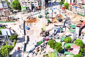 Thi công ga ngầm S3 thuộc tuyến đường sắt đô thị số 5 tại nút giao Nguyễn Chí Thanh-La Thành (Hà Nội).