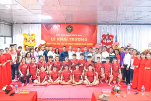 Các võ sư, võ sinh Trung tâm Đào tạo võ thuật Nguyễn Bỉnh Khiêm (Quảng Ninh) cùng các đại biểu chụp hình lưu niệm.