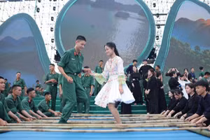 Màn trình diễn nhảy sạp thu hút 1.000 đôi nhảy sạp, lập kỷ lục Việt Nam.