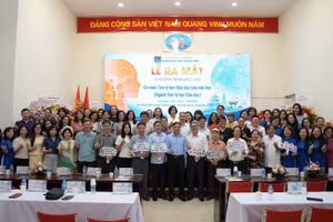 Các đại biểu dự buổi lễ chụp ảnh lưu niệm. 