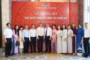 Tiến sĩ Đỗ Tuấn Minh và Tiến sĩ Nguyễn Xuân Long chụp hình lưu niệm cùng đại diện lãnh đạo, giảng viên Trường đại học Ngoại ngữ.