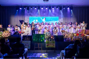 Hà Ny, Trúc Vy, Cộng đồng “hát cùng Ukulele” và Hợp xướng “Thanh La” ca vang những bài hát ngũ cung và thiền ca.