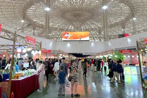 Đông đảo người dân từ nhiều địa phương đã tiếp tục đổ về Hội chợ Mùa Xuân 2026 để mua sắm.