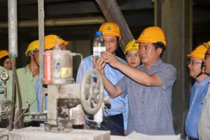 Thứ trưởng Nguyễn Sinh Nhật Tân làm trưởng đoàn làm việc với các nhà máy sản xuất ethanol (E100) tại miền trung. (Ảnh: Phương Lan)