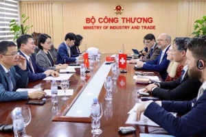 Thứ trưởng Bộ Công thương Nguyễn Sinh Nhật Tân làm việc với bà Helene Budliger Artieda, Quốc vụ khanh phụ trách kinh tế của Thụy Sĩ.