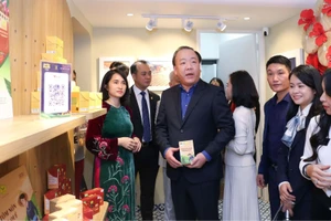 Khai mạc không gian trưng bày, livestream "Sức sống hàng Việt".