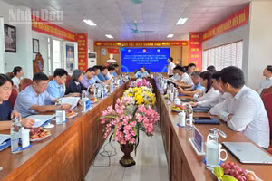 Đoàn công tác của Hội đồng Dân tộc của Quốc hội và Đảng ủy Tập đoàn Điện lực Việt Nam, cùng đại diện Tổng công ty Điện lực miền bắc (EVNNPC) làm việc với Công ty Điện lực Lai Châu. (Ảnh: AN NGUYÊN)
