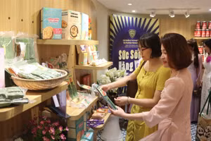 Các gian hàng thu hút đông đảo khách tham quan đến mua sắm.