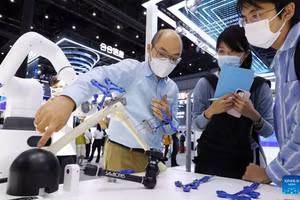 Chuyên gia cảnh báo AI có thể làm thay đổi kinh tế toàn cầu (Ảnh: Xinhua)
