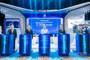 Các đại biểu EVNNPC kích hoạt để khai phóng tiềm năng - Tầm vóc EVNNPC trong lễ Khai mạc Triển lãm khoa học công nghệ EVNNPC. (Ảnh: AN NGUYÊN)