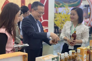 Đại diện Jetro Hà Nội chăm chú quan sát sản phẩm nông sản chất lượng cao.