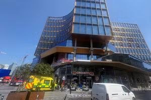 Hiện trường vụ cháy tại tòa nhà OXY ở Brussels, Bỉ ngày 14/7/2026. (Ảnh: THX/TTXVN)
