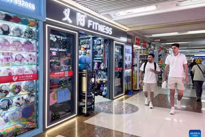 Các thương nhân nước ngoài tham quan Chợ Thương mại Quốc tế Nghi Ô ở Nghi Ô, tỉnh Chiết Giang, miền đông Trung Quốc. (Ảnh: Xinhua/Li He)