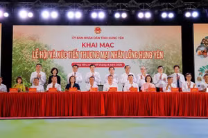 Lễ ký kết hợp đồng tiêu thụ sản phẩm nhãn giữa các hợp tác xã, nhà vườn lớn và các doanh nghiệp tiêu thụ trong nước và xuất khẩu, nhằm thúc đẩy đầu ra bền vững cho sản phẩm nhãn lồng Hưng Yên. (Ảnh: BCT cung cấp)