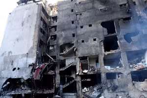 Tòa nhà bị phá hủy sau cuộc không kích của Israel tại Beirut, Liban. (Ảnh: THX/TTXVN)