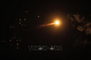 Hệ thống phòng không của Israel đánh chặn tên lửa trên bầu trời Tel Aviv, ngày 1/3/2026. (Ảnh: THX/TTXVN)