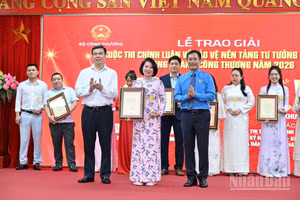 Lễ trao giải Cuộc thi chính luận về bảo vệ nền tảng tư tưởng của Đảng trong ngành công thương năm 2026. (Ảnh: KIM DUNG)
