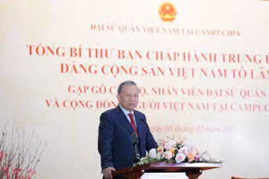 Tổng Bí thư Tô Lâm gặp gỡ cán bộ, nhân viên Đại sứ quán và cộng đồng người Việt Nam tại Campuchia.