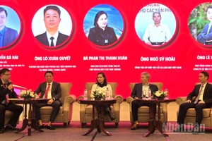 Phiên tọa đàm trong khuôn khổ Diễn đàn “Giải pháp nâng cao năng lực cạnh tranh cho sản phẩm xuất khẩu Việt Nam trong chuỗi thương mại toàn cầu”. (Ảnh: KIM DUNG)
