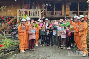 Ở thôn Thâm Pất, xã Lâm Thượng (Lào Cai) - bản làng vùng cao còn nhiều khó khăn - mùa xuân năm nay gõ cửa sớm hơn thường lệ. (Ảnh: AN NGUYÊN)