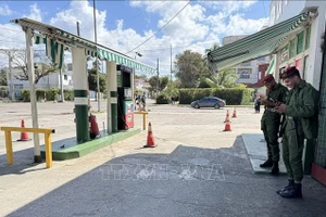 Một trạm nhiên liệu tại thủ đô La Habana tạm dừng hoạt động vì hết xăng, dầu. (Ảnh: Việt Hùng/Phóng viên TTXVN tại Cuba)