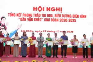 Đồng chí Sùng A Hồ - Phó Bí thư Thường trực Tỉnh ủy, Chủ tịch Ủy ban Mặt trận Tổ quốc Việt Nam tỉnh trao Bằng khen cho các tập thể. 