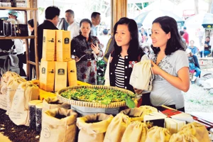 Giới thiệu các loại cà-phê tại hội chợ xúc tiến thương mại. Ảnh: Hải Nam