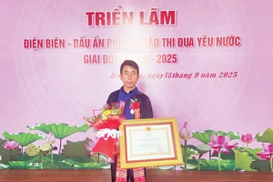 Anh Mùa A Thi, Trưởng bản Háng Pu Xi tại Đại hội Thi đua yêu nước tỉnh Điện Biên. Ảnh: LÊ HƯƠNG