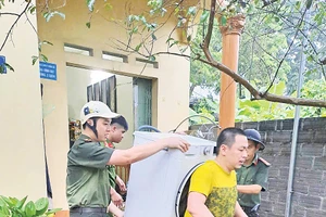 CBCS Công an xã Chi Lăng hỗ trợ người dân di dời tài sản đến nơi an toàn.