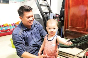 Niềm hạnh phúc của một gia đình công nhân tại nhà trọ sau giờ tan ca.