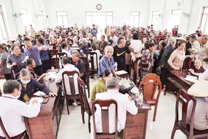 Hơn 500 người dân, chủ yếu là người cao tuổi, kiên nhẫn chờ đến lượt được khám và phát thuốc. 