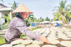 Bà Trần Thị Bảy, chủ cơ sở Mười Thiết lặng lẽ giữ nghề bánh xưa.