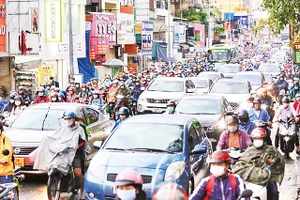 Ô nhiễm môi trường từ khí thải phương tiện giao thông là bài toán cấp bách đối với các thành phố lớn của nước ta. Ảnh: Nhật Thịnh