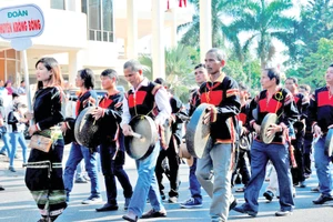 Đoàn cồng chiêng trong lễ hội cà-phê. Ảnh: Nam Anh