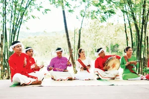 Trình diễn hát dân ca Chăm tại Di sản Văn hóa thế giới Mỹ Sơn.