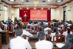 Toàn cảnh hội nghị thông báo chương trình kinh tế - xã hội và thông tin về công tác tiếp xúc cử tri vận động bầu cử.