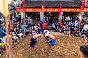 Hội vật truyền thống làng Sình được khai mạc từ sáng sớm mùng 10 Tết.