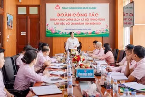 Tổng Giám đốc Dương Quyết Thắng làm việc tại chi nhánh Ngân hàng Chính sách xã hội tỉnh Điện Biên.