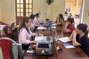 Người dân giao dịch tại điểm giao dịch của Ngân hàng Chính sách xã hội.