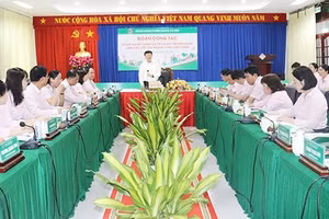 Đoàn công tác Ngân hàng Chính sách xã hội Trung ương làm việc với chi nhánh.