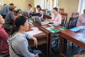 Điểm giao dịch thuộc Ngân hàng Chính sách xã hội Lý Sơn tích cực giải ngân , tạo điều kiện để người dân vay vốn thuận lợi.