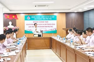Tổng Giám đốc Ngân hàng Chính sách xã hội Dương Quyết Thắng phát biểu chỉ đạo tại buổi làm việc với chi nhánh Ngân hàng Chính sách xã hội tỉnh Phú Thọ.