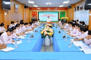 Tổng Giám đốc ngân hàng chính sách xã hội Dương Quyết Thắng chủ trì buổi làm việc với chi nhánh ngân hàng chính sách xã hội tỉnh Đồng Tháp.