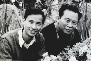 Nhà báo Hồng Châu, tức Thép Mới (bên phải) và nhà báo Cao Kim, tức Kim Toàn - hai nhà báo của Mặt trận Dân tộc giải phóng miền Nam Việt Nam từng bí mật hoạt động báo chí tại Sài Gòn - Gia Định trong cuộc Tổng tiến công và nổi dậy Tết Mậu Thân năm 1968. 