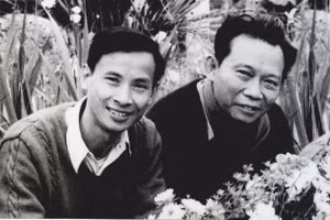 Nhà báo Hồng Châu, tức Thép Mới (bên phải) và nhà báo Cao Kim, tức Kim Toàn - hai nhà báo của Mặt trận Dân tộc giải phóng miền Nam Việt Nam từng bí mật hoạt động báo chí tại Sài Gòn - Gia Định trong cuộc Tổng tiến công và nổi dậy Tết Mậu Thân năm 1968. 